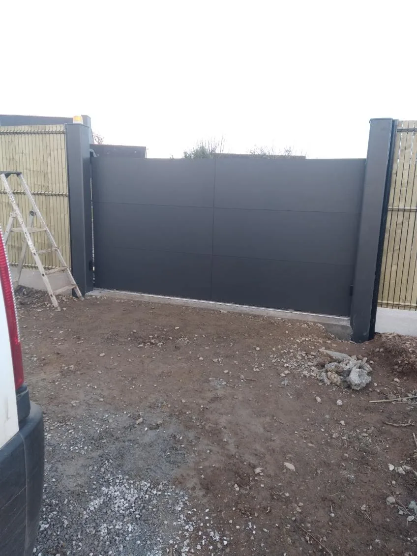 Portail et entrée carrossable terrassés à Plougastel-Daoulas — CLG aménagement extérieur