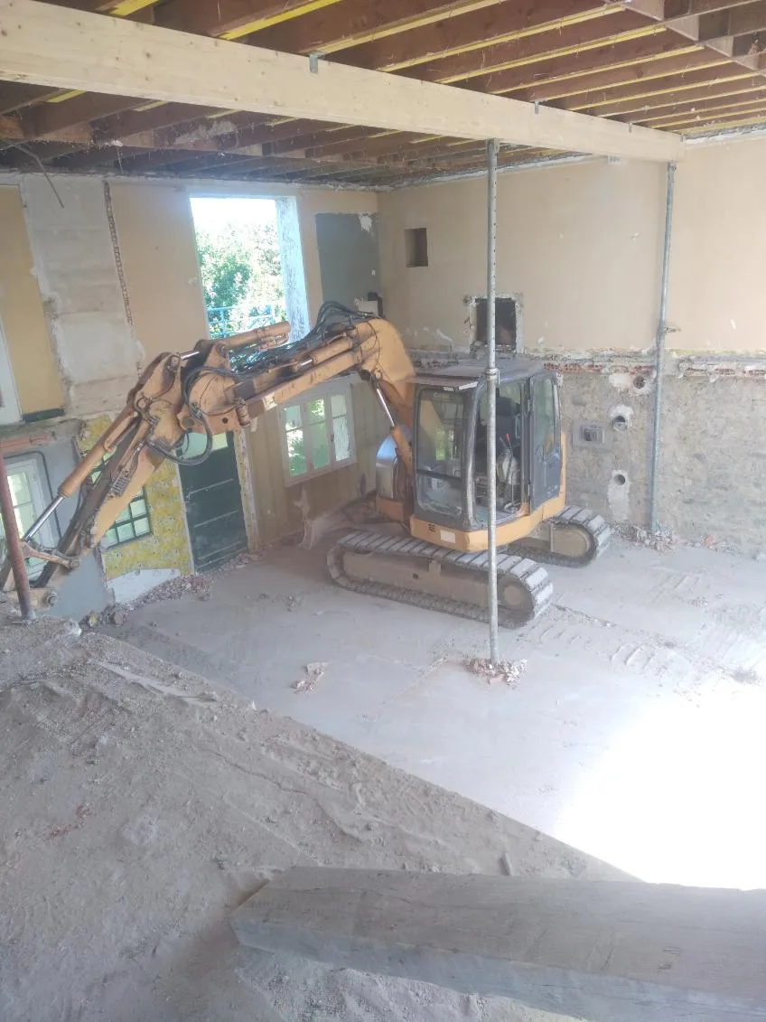 Pelleteuse à l'intérieur d'une maison en démolition à Plougastel-Daoulas — CLG