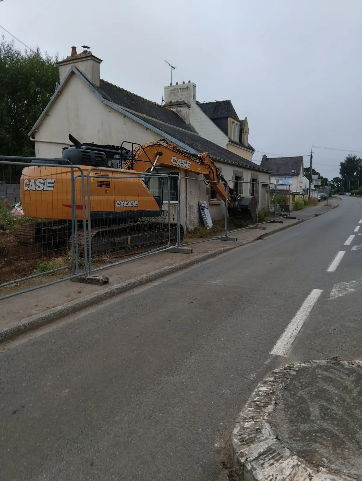 Démolition d'une longère bretonne en bord de route à Plougastel-Daoulas — CLG