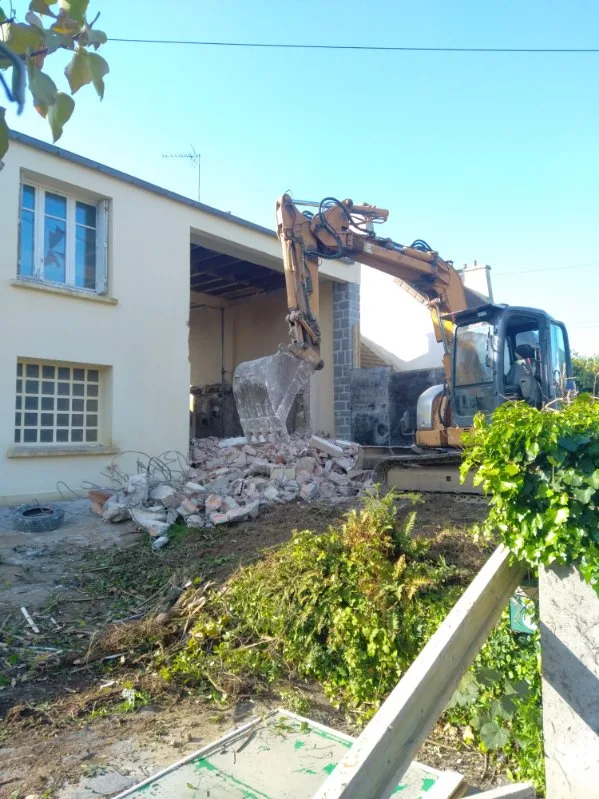 Démolition de façade de maison à la pelleteuse à Plougastel-Daoulas — CLG terrassier