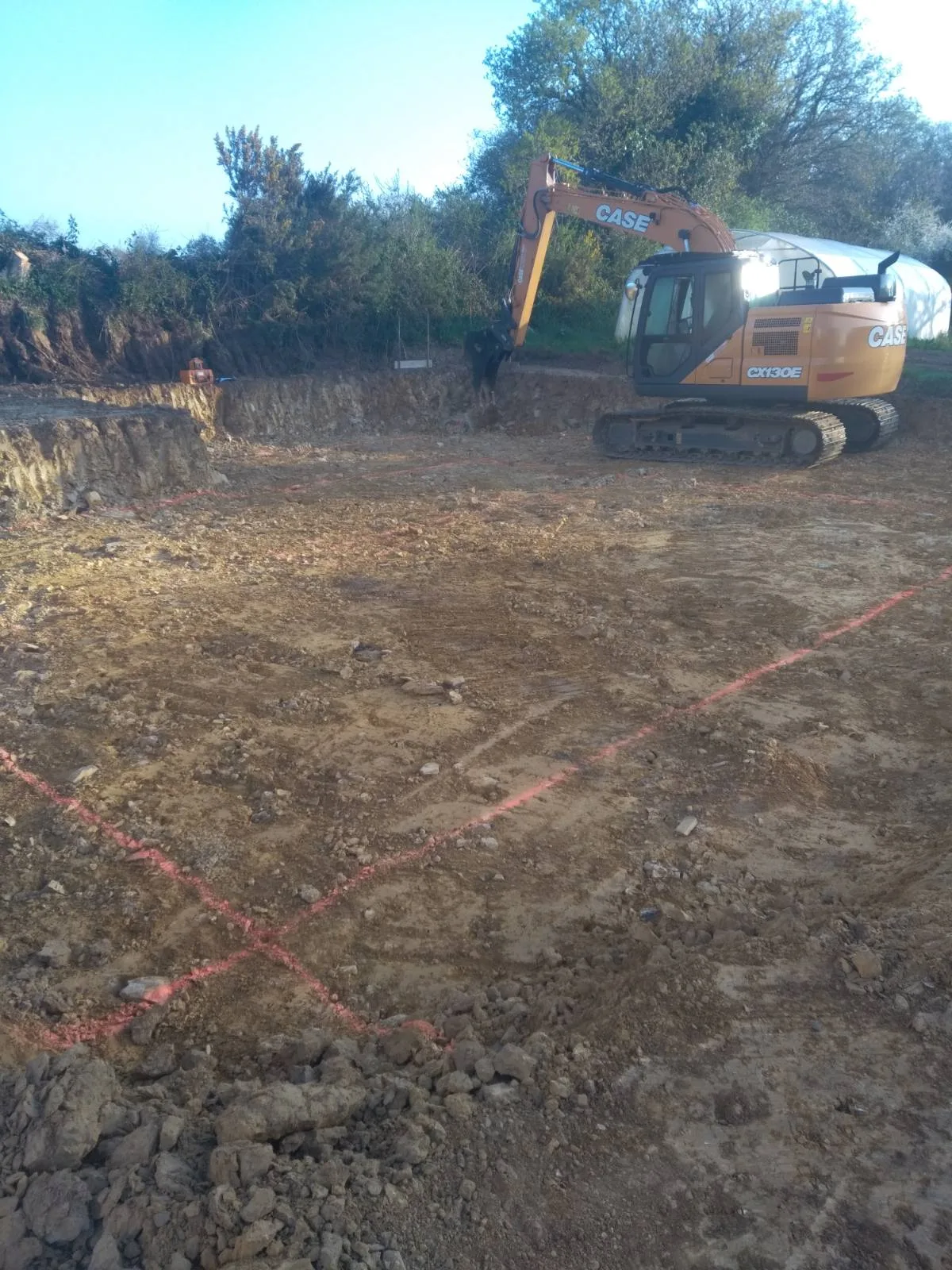 Marquage et préparation de fondations sur terrain rouge à Plougastel-Daoulas — CLG terrassier